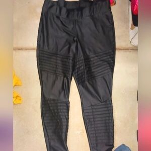 TORRID LADIES WOMENS 2 2X BLACK FAUX LEATHER LEGGINGS PANTS EXC SHAOE FLATTERING